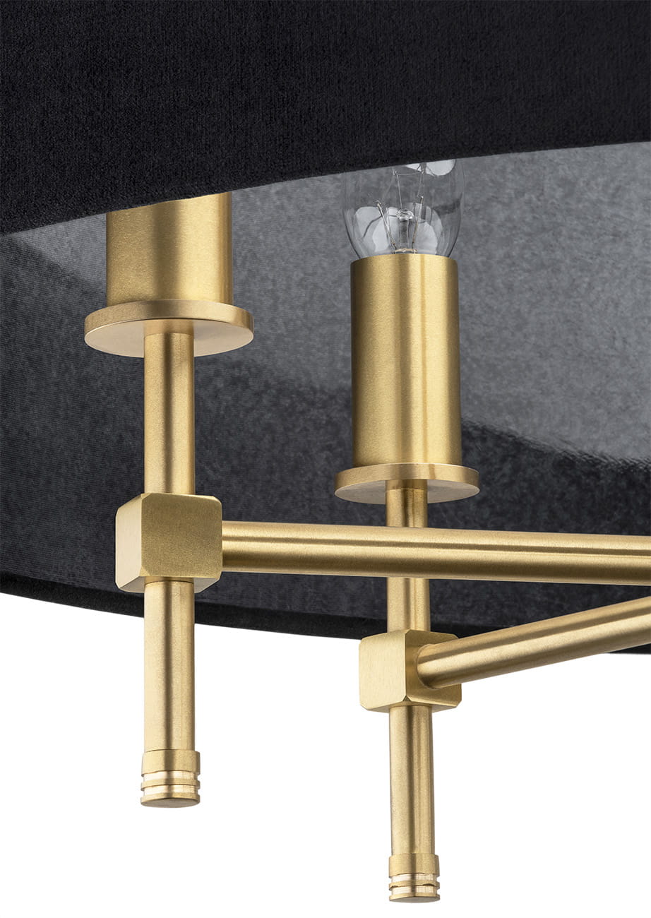 Czarna lampa wisząca Abbano z weluru, 5-punktowa. Złote elementy metalowe, widoczne oprawki na żarówki. Kąt ujęcia zbliżenie na detale konstrukcji oraz połączenia. W tle ciemny materiał, podkreślający elegancki styl lampy.