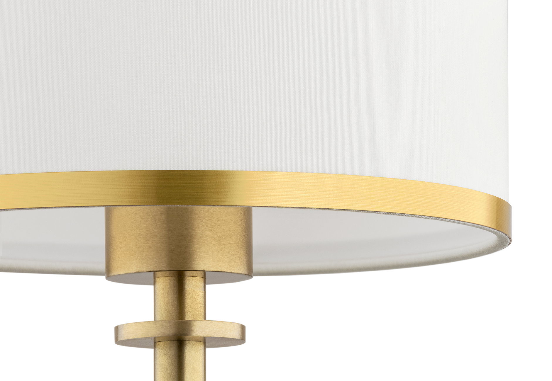 Lampka stołowa Abbano 1-punktowa w kolorze białym z złotymi detalami. Klosz ma prosty, okrągły kształt z złotą obręczą, a podstawa jest metalowa w złotym kolorze. Ujęcie z bliska ukazuje detale wykończenia.