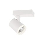 Biała lampa sufitowa Helvia LED, 1-punktowa, z cylindrycznym kloszem. Klosz w kolorze białym, zamontowany na prostokątnej podstawie. Widoczny reflektor w środku klosza. Produkt w pozycji wiszącej, na jednolitym tle.