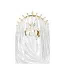 Lampa wisząca Murano L w kolorze złotym z trzema punktami świetlnymi. Górna część z metalicznymi elementami, dolne części składają się z przezroczystych, szklanych rur w formie fal. Ujęcie z góry, ukazujące detale konstrukcji i teksturę materiałów.