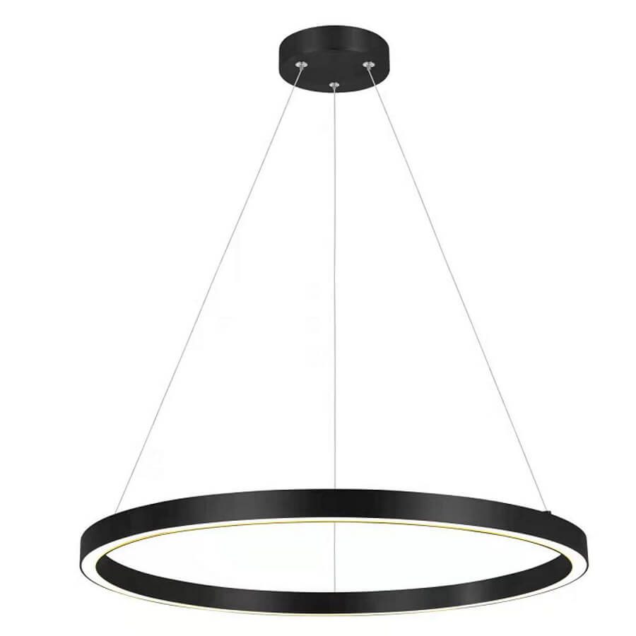 Czarna lampa wisząca Midway D60 LED w kształcie okręgu, zawieszona na cienkich żyłkach. Posiada prostą, nowoczesną konstrukcję z białym wewnętrznym wykończeniem, emitującym jasne światło. Mosiężny sufitowy uchwyt.