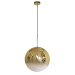 Złota lampa wisząca Palla D15 z kulistym kloszem, zawieszona na czarnym przewodzie. Klosz o lustrzanej powierzchni odbija otoczenie. Górna część z metalowym mocowaniem. Długość przewodu umożliwia regulację wysokości montażu.