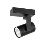 Czarna lampa sufitowa (spot) Spiela SPL-31993-1B-BK, jednopunktowa, z prostokątnym uchwytem i cylindryczną głowicą. Ujęcie z boku, pokazujące detal konstrukcji oraz strumień światła. Materiał metalowy, matowe wykończenie.