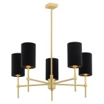 Lampa wisząca Abruzzo 5-punktowa w kolorze czarnym z metalowymi, złotymi detalami. Posiada pięć cylindrycznych kloszy z czarnego materiału, zamontowanych na rozłożystym stelażu. Ujęcie z dołu, prezentujące szczegóły konstrukcji i kształt kloszy.