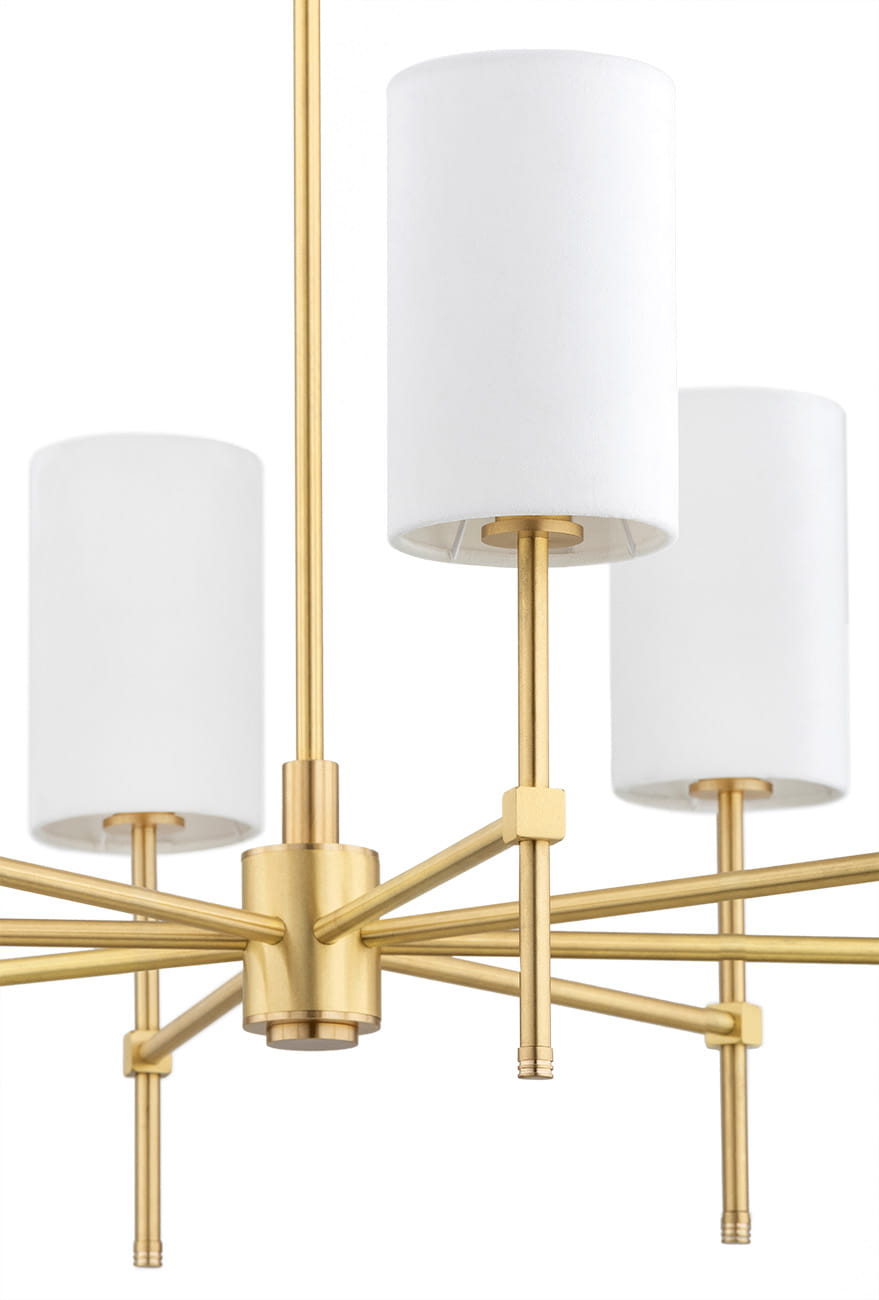Lampa wisząca Abruzzo, 8-punktowa, z białymi abażurami i złotą metalową konstrukcją. Ułożona w centralnej pozycji, z widocznymi ramionami rozchodzącymi się w różnych kierunkach. Tło białe, co podkreśla elegancję lampy.
