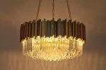 Lampa wisząca Imperial D80 w kolorze złotym, 16-punktowa, z przezroczystymi kryształkami. Kształt okrągły, z metalowymi elementami w pionowych pasach. Zawieszona na łańcuchu, emitująca ciepłe światło w eleganckim stylu.
