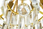 Złota lampa wisząca Imperial D80 z 16 punktami świetlnymi, z detalami szklanymi. Widoczne przezroczyste prostokątne kryształy i kula w centralnej części, zawieszona na złotej konstrukcji, w zbliżeniu na detale.
