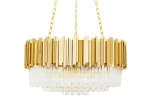 Lampa wisząca Imperial D80, 16-punktowa, złota. Kształt okrągły z pionowymi, błyszczącymi elementami metalowymi i przezroczystymi kryształami na dolnej części. Zawieszona na łańcuchu, z eleganckim wykończeniem.