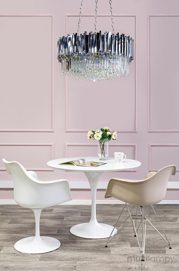 Lampa wisząca Imperial D80, 16-punktowa, srebrna, z kryształowymi elementami. Zawieszona nad okrągłym białym stołem z kwiatami, w jasnoróżowym wnętrzu. Widok frontalny, podkreślający elegancki design i szklane detale.