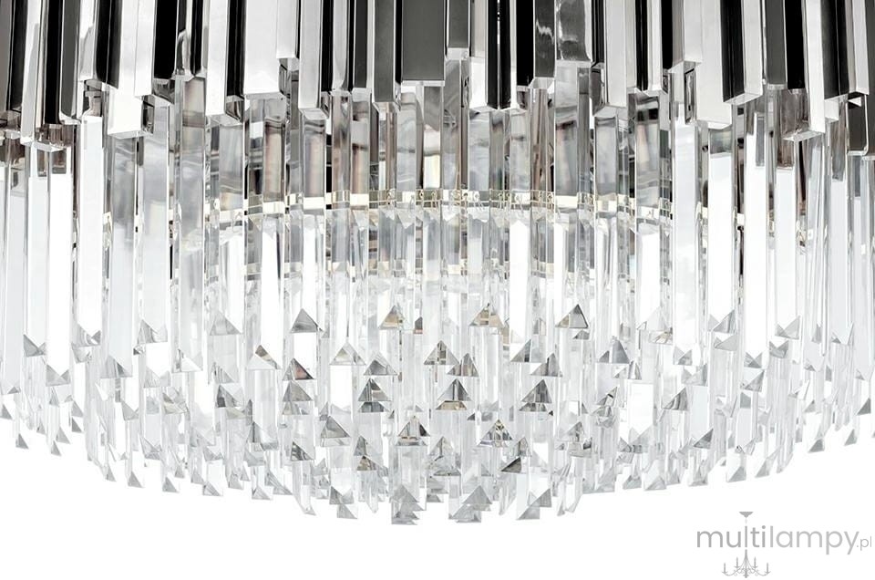 Lampa wisząca Imperial D80, 16-punktowa, w kolorze srebrnym. Kształt okrągły z kryształowymi elementami w formie trójkątów, zawieszona na metalowej konstrukcji. Zbliżenie na detale lampy, w tym lustrzane wykończenie i przezroczyste akcenty.