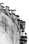 Lampa wisząca Imperial D80 w srebrnym kolorze, z 16 punktami świetlnymi. Zbliżenie na detal metalowej struktury z geometrycznymi elementami, błyszczące wykończenie oraz nowoczesny design. Ujęcie z boku, ukazujące kształt i fakturę.