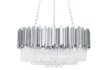 Srebrna lampa wisząca Imperial D80 z 16 punktami świetlnymi, o nowoczesnym designie. Wykonana z metalowych i szklanych elementów, składa się z prostokątnych paneli oraz wiszących kryształków, zawieszona na łańcuchu.