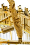 Złota lampa wisząca Imperial D60 z 12 punktami świetlnymi. Szczegóły obejmują luksusowe wykończenie, ozdobny kabel w kolorze beżowym oraz metalowe elementy montażowe. Widok z góry, ukazujący konstrukcję i detale.