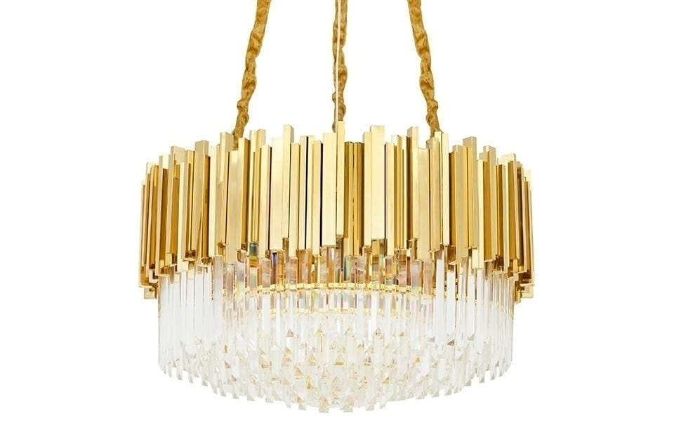Lampa wisząca Imperial D60, 12-punktowa, w kolorze złotym. Ozdobiona prostokątnymi elementami metalowymi oraz kryształowymi detalami, zwisająca na złotym łańcuchu. Zbliżenie na elegancki design i różnorodność wykończeń.
