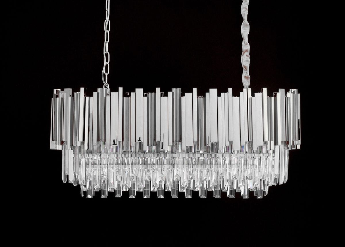 Srebrna lampa wisząca Imperial Long D90 z 18 punktami świetlnymi, o prostokątnym kształcie. Ułożona poziomo, z dekoracyjnymi, prostymi kryształkami i metalowymi elementami. Zawieszona na cienkim łańcuchu, na ciemnym tle.
