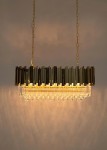Lampa wisząca Imperial Long D90, 18-punktowa, srebrna. Posiada prostokątną, poziomą formę z metalowymi i szklanymi elementami, zawieszona na złotym łańcuchu. Emituje ciepłe światło, tworząc efektowne refleksy na tle.