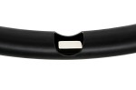 Czarna lampa wisząca LED Stick, widok z boku, z zaokrąglonym kształtem. Lampa ma wbudowany uchwyt w kolorze srebrnym, umieszczony w centralnej części. Powierzchnia matowa, z wyraźnym detalem mocowania.