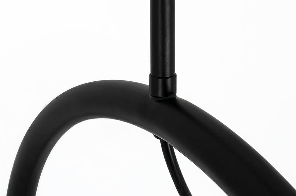 Czarna lampa wisząca Stick LED 1-punktowa, z metalową konstrukcją o okrągłym kształcie. Widoczny detal mocowania oraz cienki przewód. Produkt w ujęciu z boku, na białym tle.