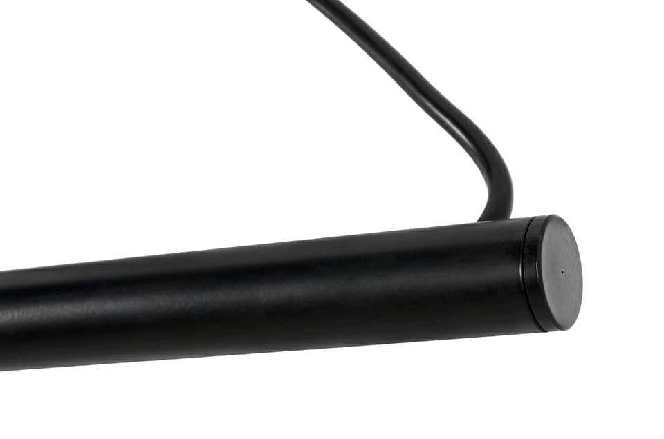 Czarna lampa wisząca Stick LED o prostokątnym kształcie, zawieszona na cienkim przewodzie. Wykonana z matowego materiału, z delikatnym przyciskiem na końcu. Ujęcie z boku, pokazujące detale konstrukcji.