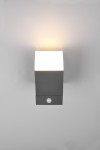 Avon LED kinkiet zewnętrzny 1-punktowy w kolorze antracytowym z czujnikiem ruchu. Kwadratowa lampa montowana na ścianie, emitująca światło z góry. Widoczny czujnik na dolnej części obudowy. Tło jasne, proste.