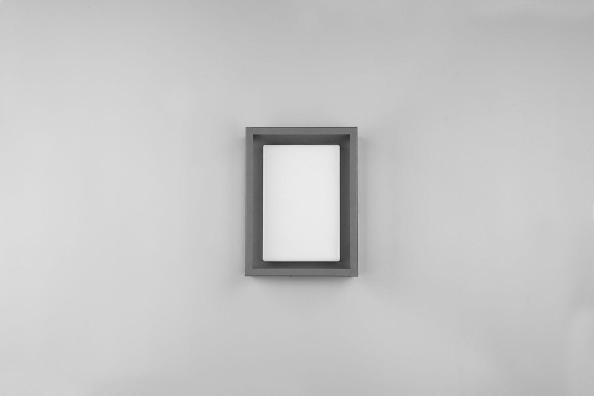 Kinkiet zewnętrzny Witham LED w kolorze antracytowym, o prostokątnym kształcie. Z przodu widoczna matowa, biała osłona, w minimalistycznej ramie. Montowany na ścianie, prezentowany frontalnie na jednolitym tle.
