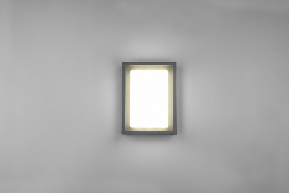 Kinkiet zewnętrzny Witham LED w kolorze antracytowym, w kształcie prostokąta, montowany na ścianie. Źródło światła umieszczone w ramie, emitujące jasne światło. Prosty design na jednolitym tle.