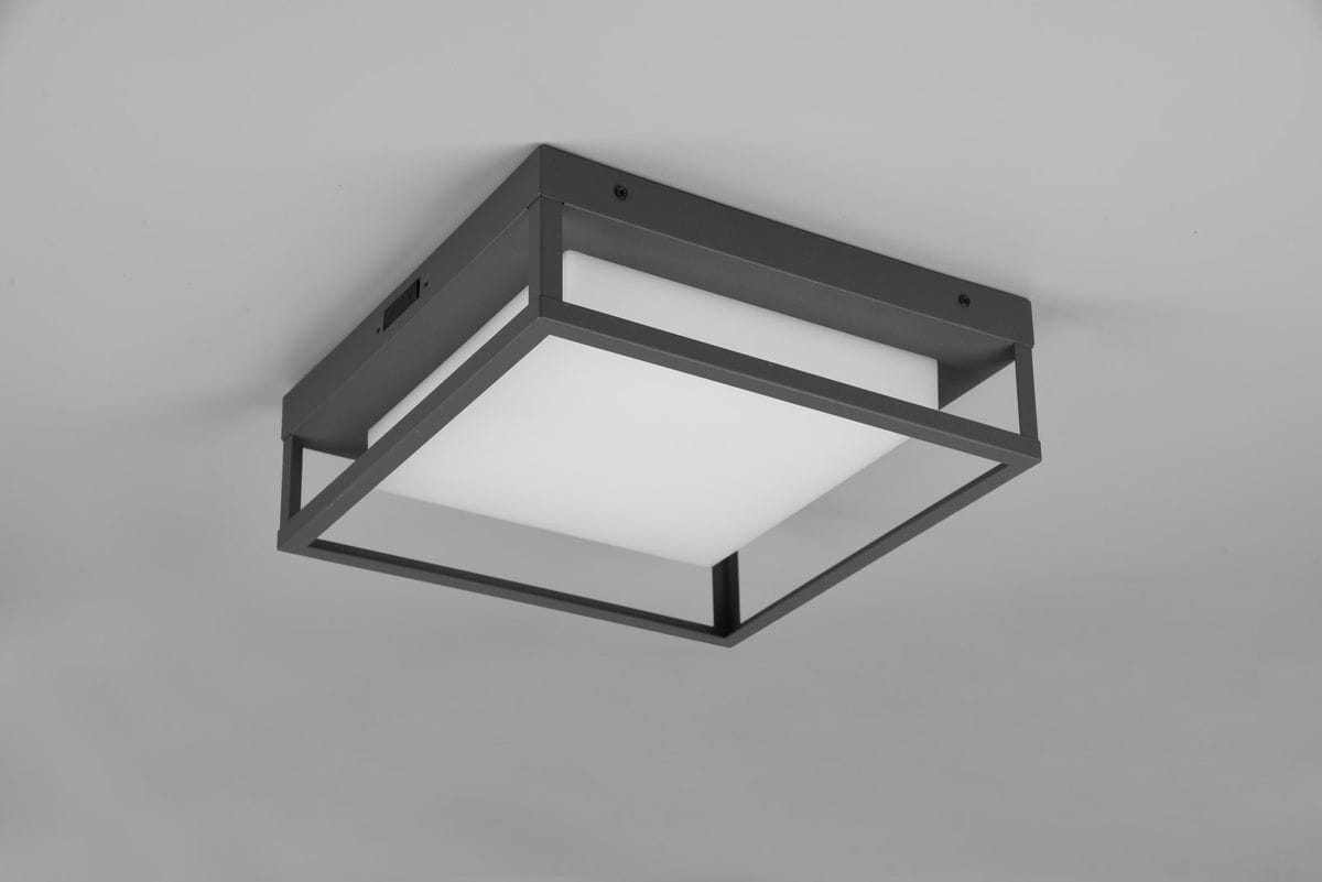 Lampa sufitowa zewnętrzna Witham LED, antracytowa, o kwadratowym kształcie. Posiada matową, białą oprawę oraz metalową ramę. Ujęcie pod kątem, pokazujące detal konstrukcji oraz wykończenia. Idealna do oświetlenia przestrzeni na zewnątrz.