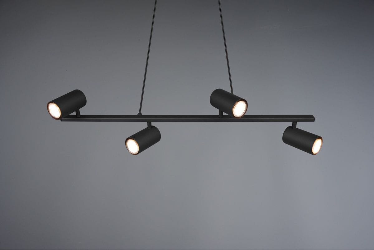 Czarna lampa wisząca Marley z czterema punktami świetlnymi, umieszczona na poziomej belce. Każdy reflektor ma cylindryczny kształt, zawieszony na cienkich linkach. Tło zdjęcia jest szare, co podkreśla minimalistyczny design lampy.