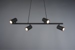Czarna lampa wisząca Marley z czterema punktami świetlnymi, umieszczona na poziomej belce. Każdy reflektor ma cylindryczny kształt, zawieszony na cienkich linkach. Tło zdjęcia jest szare, co podkreśla minimalistyczny design lampy.