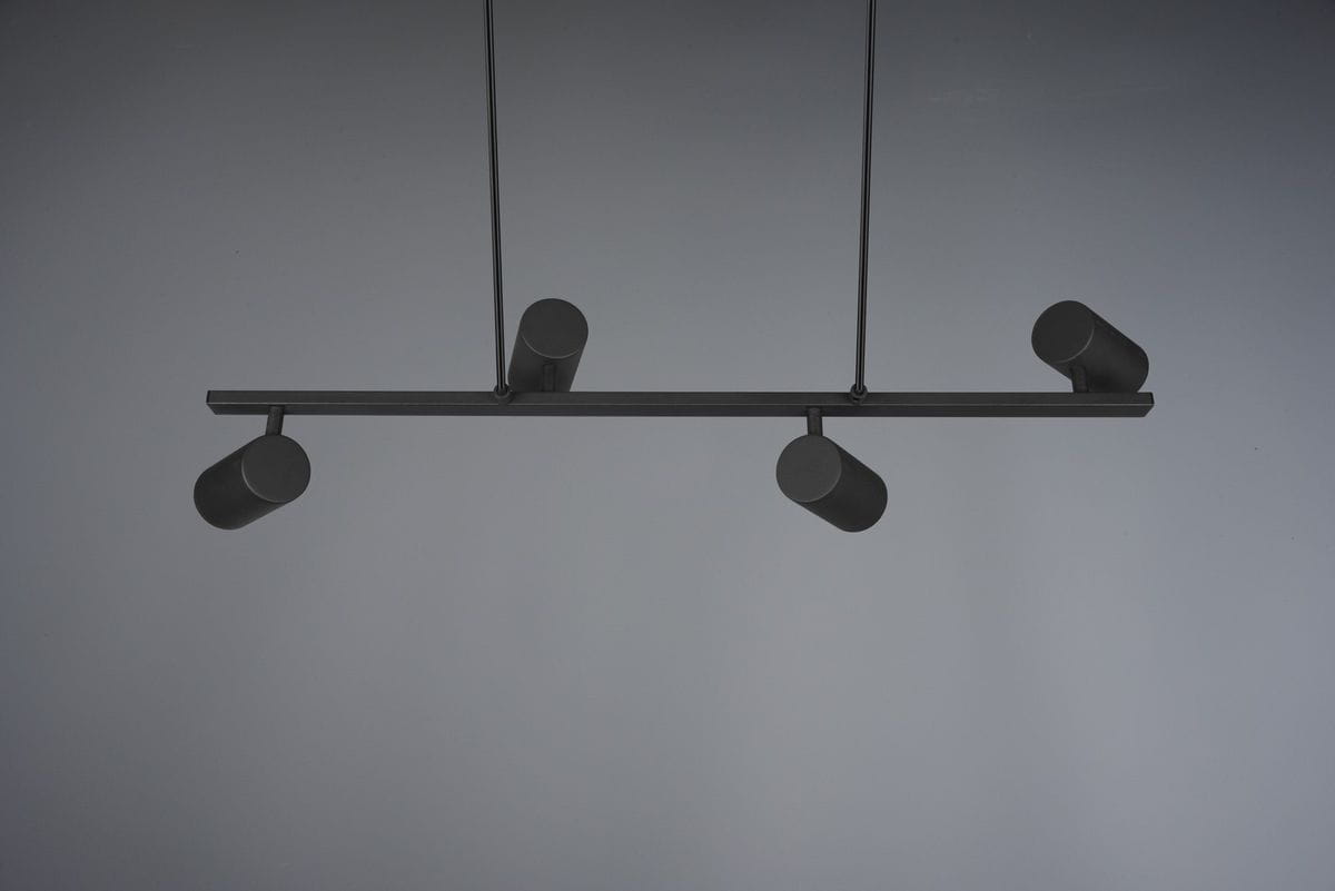 Czarna lampa wisząca Marley z czterema punktami świetlnymi, umieszczona na poziomej belce. Ujęcie z góry, pokazujące cylindryczne klosze oraz minimalistyczny design. Lampa zawieszona na dwóch cienkich linkach, na jednolitym szarym tle.
