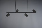 Czarna lampa wisząca Marley z czterema punktami świetlnymi, umieszczona na poziomej belce. Ujęcie z góry, pokazujące cylindryczne klosze oraz minimalistyczny design. Lampa zawieszona na dwóch cienkich linkach, na jednolitym szarym tle.