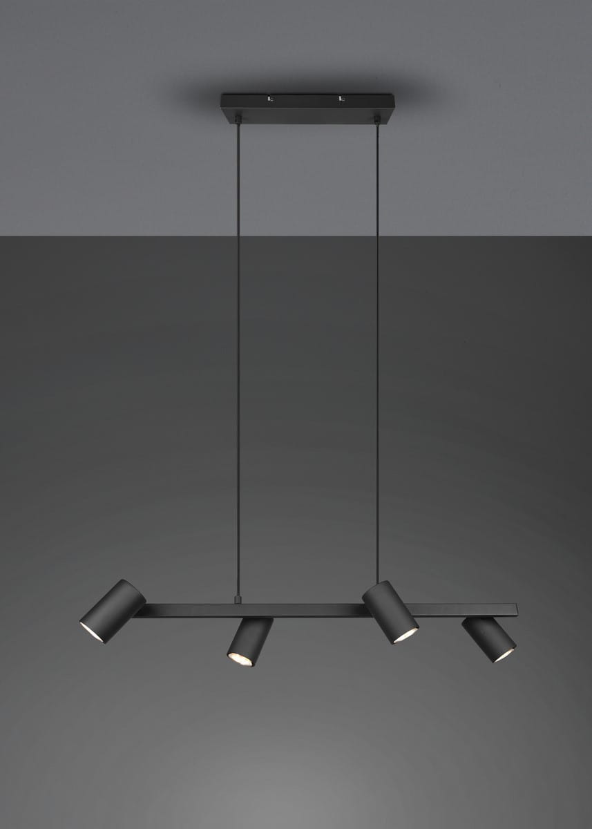Czarna lampa wisząca Marley z czterema punktami świetlnymi, zawieszona na cienkich linkach. Prostokątna podstawa z metalowym wykończeniem, reflektory ustawione pod różnymi kątami, idealna do nowoczesnych wnętrz. Tło w odcieniu szarości.