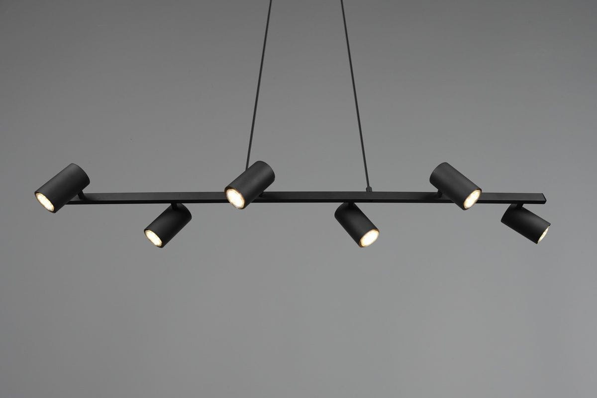 Czarna lampa wisząca Marley z sześcioma punktami świetlnymi, umieszczona na poziomej listwie. Lampa ma cylindryczne klosze skierowane w różne strony, zawieszona na cienkich linkach w prostej aranżacji na szarym tle.