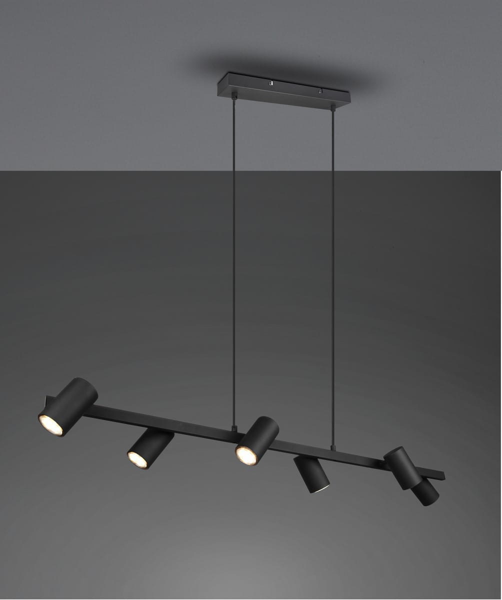 Czarna lampa wisząca Marley z sześcioma punktami świetlnymi, zawieszona na cienkich linkach, z prostokątnym mocowaniem sufitowym. Reflektory o cylindrycznym kształcie skierowane w różnych kierunkach, na jednolitym, ciemnym tle.
