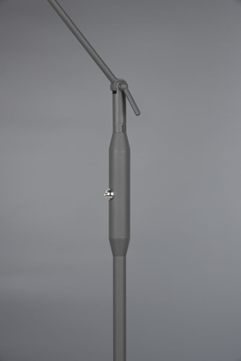 Franklin LED lampa podłogowa 1-punktowa w antracytowym kolorze, z regulowanym ramieniem i okrągłym przyciskiem w połysku. Lampa ma prosty, cylindryczny kształt, stojąca na płaskiej podstawie, na jednolitym tle.