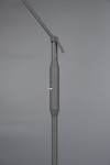Franklin LED lampa podłogowa 1-punktowa w antracytowym kolorze, z regulowanym ramieniem i okrągłym przyciskiem w połysku. Lampa ma prosty, cylindryczny kształt, stojąca na płaskiej podstawie, na jednolitym tle.