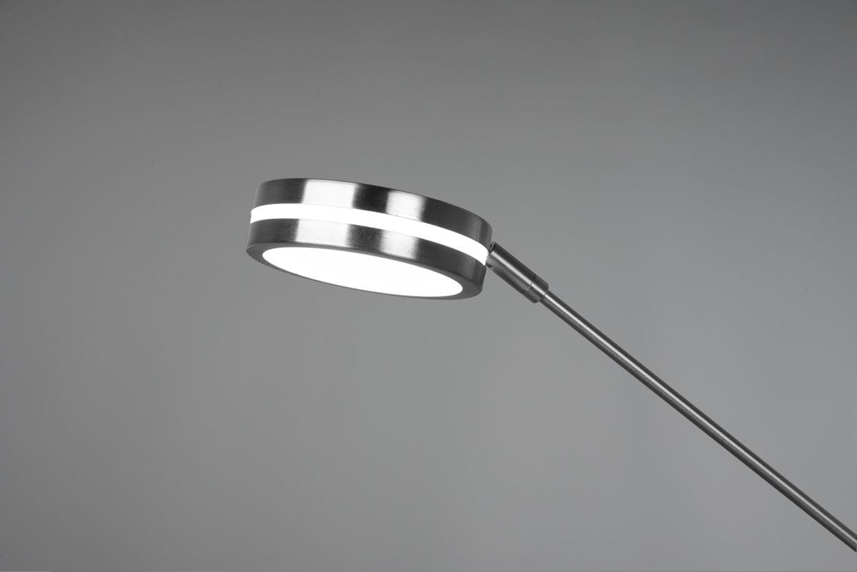 Lampa podłogowa Franklin LED 2-punktowa w matowym niklu, z okrągłą głowicą z dwoma białymi paskami LED. Ujęcie z boku, ukazujące detale konstrukcji. Prosta, nowoczesna forma, idealna do oświetlenia wnętrz.