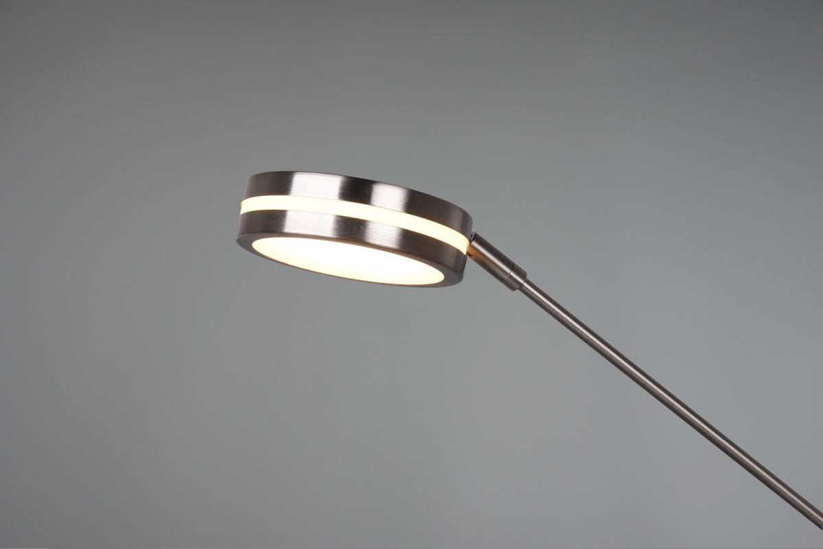 Lampa podłogowa Franklin LED 2-punktowa w matowym niklu, z okrągłym kloszem z białym wnętrzem i dwoma wąskimi paskami. Ujęcie z boku, pokazujące detal klosza i cienką, prostą nogę lampy. Tło szare, proste.
