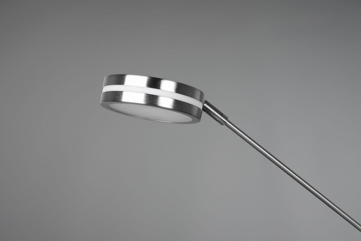 Lampa podłogowa Franklin LED 2-punktowa w matowym niklu, z okrągłą głowicą z białym wypełnieniem i metalowym uchwytem. Ujęcie z boku, podkreślające nowoczesny design i funkcjonalność. Idealna do oświetlenia wnętrz.