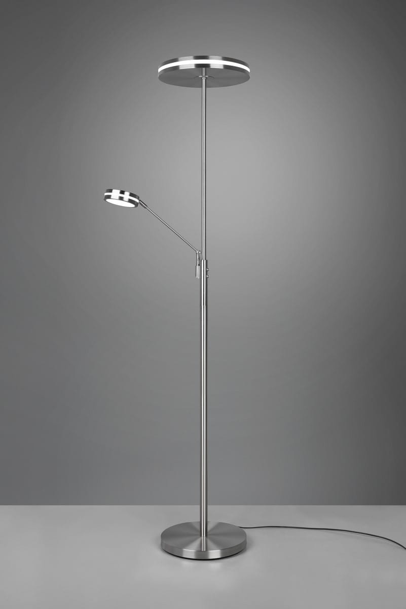 Lampa podłogowa Franklin LED 2-punktowa w kolorze matowego niklu. Wysoka konstrukcja z okrągłą podstawą, górna lampa z prostym kloszem oraz ruchomy, mniejszy klosz na ramieniu. Na jednolitym tle, z kablem widocznym na podłodze.