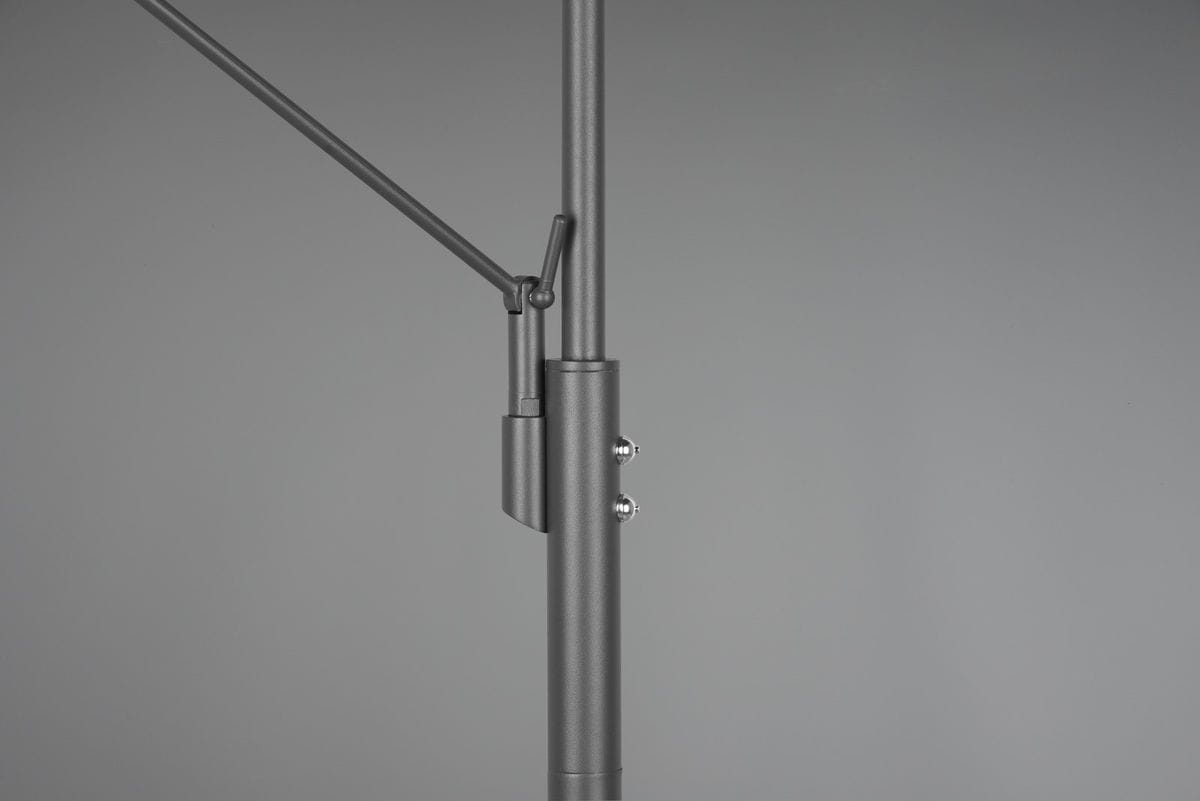 Franklin LED lampa podłogowa 2-punktowa w kolorze antracytowym. Widok z boku, pokazujący regulowany wysięgnik i przyciski włączające. Lampa ma prostą, nowoczesną konstrukcję z matowym wykończeniem. Tło jednolite, szare.