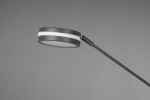 Lampa podłogowa Franklin LED 2-punktowa w kolorze antracytowym. Główka lampy o okrągłym kształcie z białym kloszem, zamocowana na cienkiej, prostokątnej podstawie. Ujęcie z boku, ukazujące detal konstrukcji i materiału.