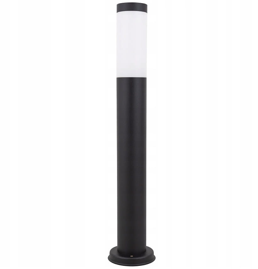 Czarna lampa stojąca Manila H65, okrągła, z matowym białym kloszem u góry. Ujęcie frontalne, produkt stoi na okrągłej podstawie. Idealna do oświetlenia ogrodu lub przestrzeni zewnętrznych.