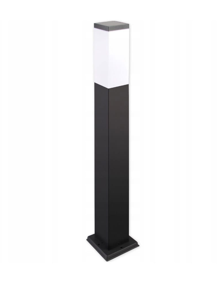 Lampa stojąca ogrodowa Havana H65 w kształcie kwadratowego słupka, czarna z białym kloszem na górze. Ujęcie frontalne, produkt ustawiony pionowo na prostokątnej podstawie. Idealna do oświetlenia przestrzeni zewnętrznych.