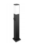 Lampa stojąca ogrodowa Havana H65 w kolorze czarnym, kwadratowa podstawa, z białym kloszem na górze i gniazdem po boku. Ujęcie z boku, pokazujące prostą formę i detale montażowe. Idealna do oświetlenia przestrzeni na świeżym powietrzu.