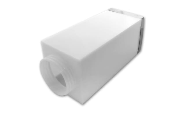 Lampa stojąca ogrodowa Havana H65 w srebrnym kolorze, kwadratowa, z gniazdem. Ujęcie z boku, ukazujące prostą formę i gładką powierzchnię. Idealna do użytku na zewnątrz.