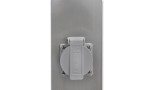 Lampa stojąca ogrodowa Havana H65 w kolorze srebrnym, kwadratowa, z gniazdem elektrycznym. Widok z bliska na gniazdo umieszczone na obudowie lampy, z widocznymi detalami montażowymi.