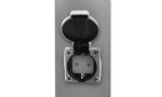 Havana H65 lampa stojąca ogrodowa w srebrnym kolorze z kwadratową podstawą, z widocznym gniazdem elektrycznym z przykrywką, zamontowanym na bocznej ścianie lampy. Gniazdo jest osadzone w metalowej ramie i zabezpieczone śrubami.