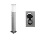 Lampa stojąca ogrodowa Havana H65 w kolorze srebrnym, kwadratowa podstawa, z przezroczystym kloszem i widocznym gniazdem z osłoną boczną. Produkt ustawiony w pozycji pionowej, z detalem gniazda na obudowie.
