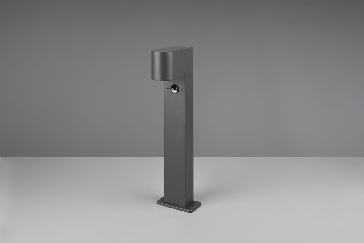 Lampa stojąca ogrodowa Roya H50 w kolorze antracytowym, 1-punktowa, z czujnikiem ruchu. Ustawiona w pozycji pionowej, o prostym, nowoczesnym kształcie. Tło szare, produkt widoczny na jasnym stole.